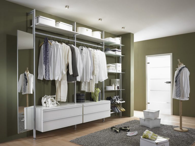 Eins für alles: Begehbarer Kleiderschrank, Garderobe, Wandregal