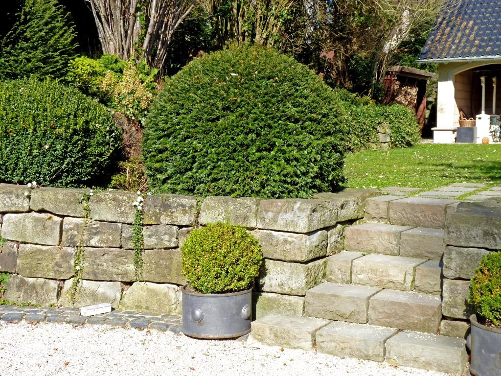 Hangbefestigung schöne Optik mit Naturstein Planungswelten