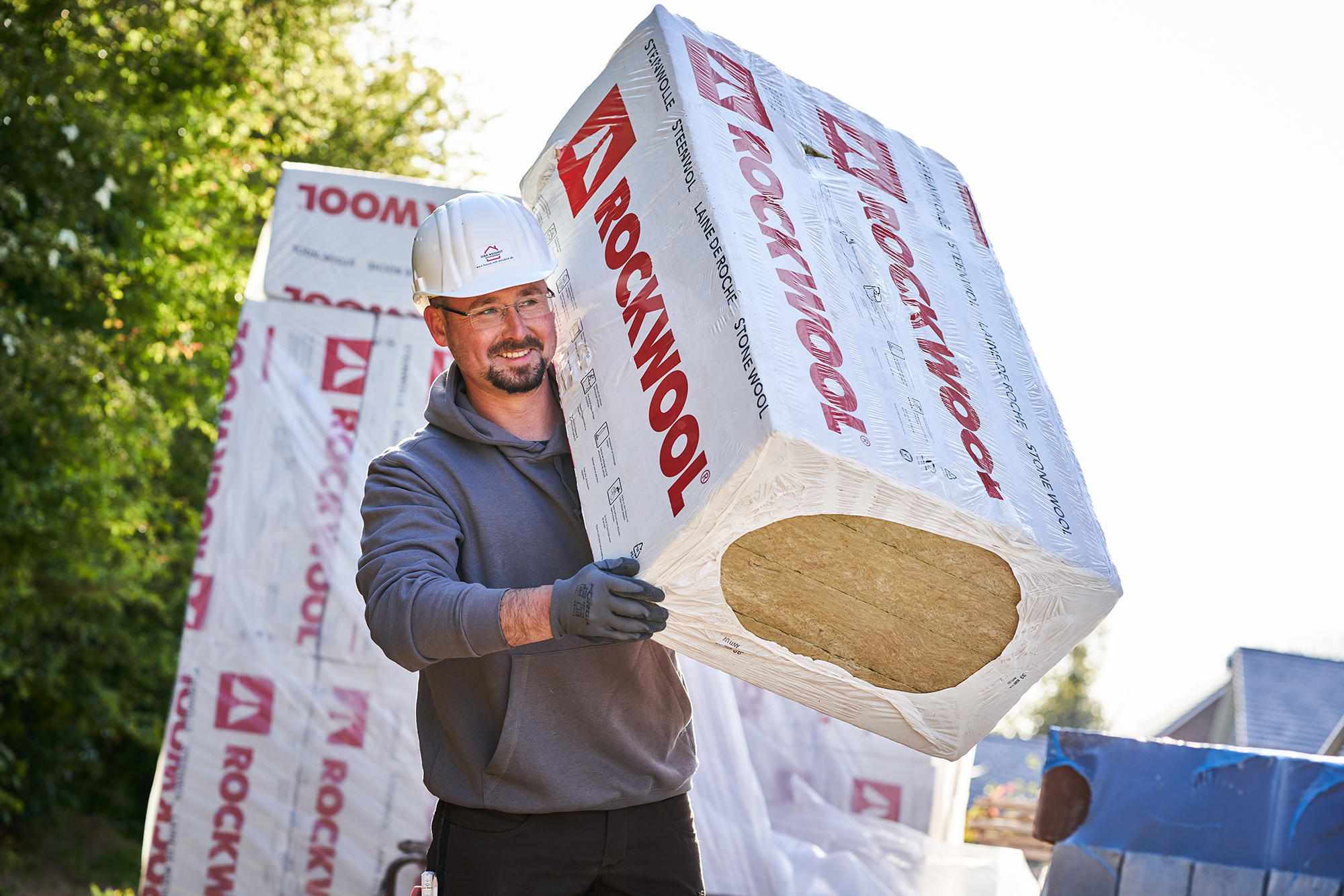Rockwool Dämmwolle - Paket getragen von einem Mann