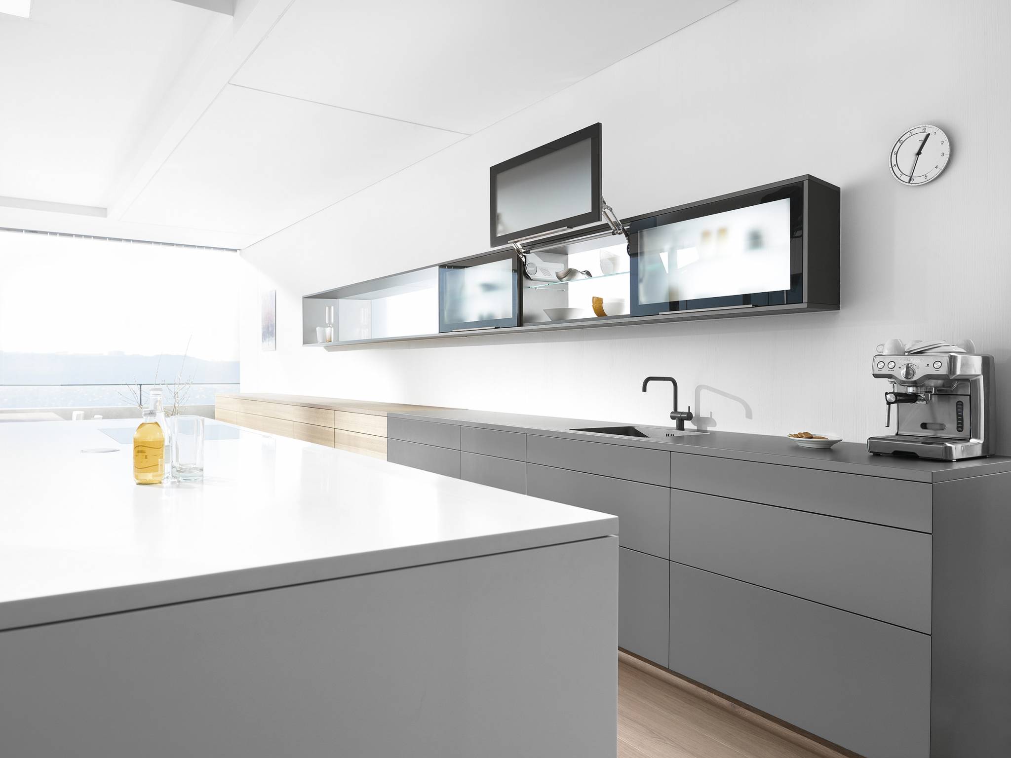 Praktische Klappensysteme für Ihre Ober- und Hochschränke entdecken