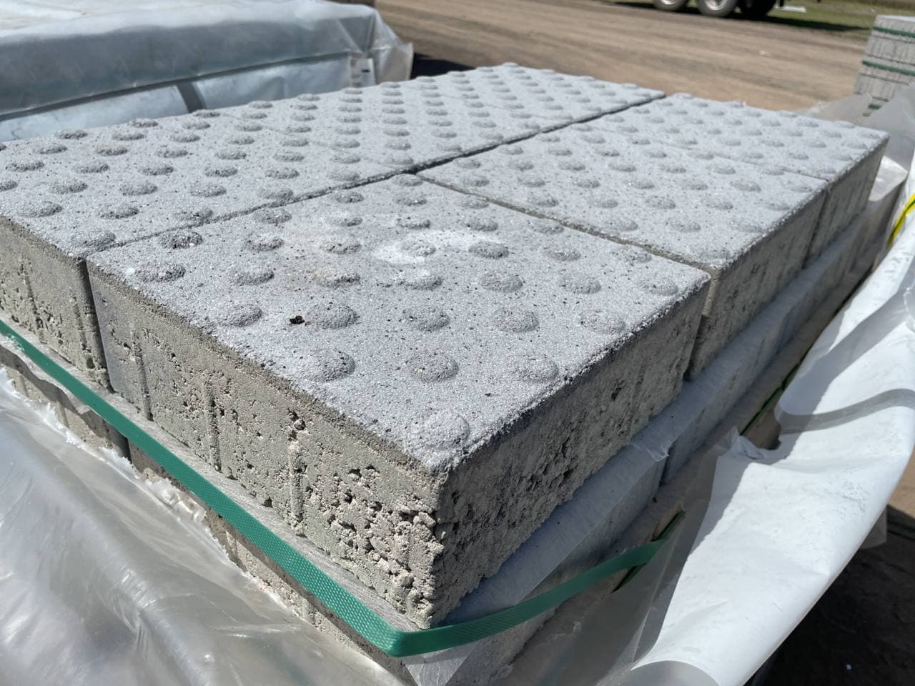 Vios Noppenplatte 30/30/10 cm Platinmittel gestrahlt