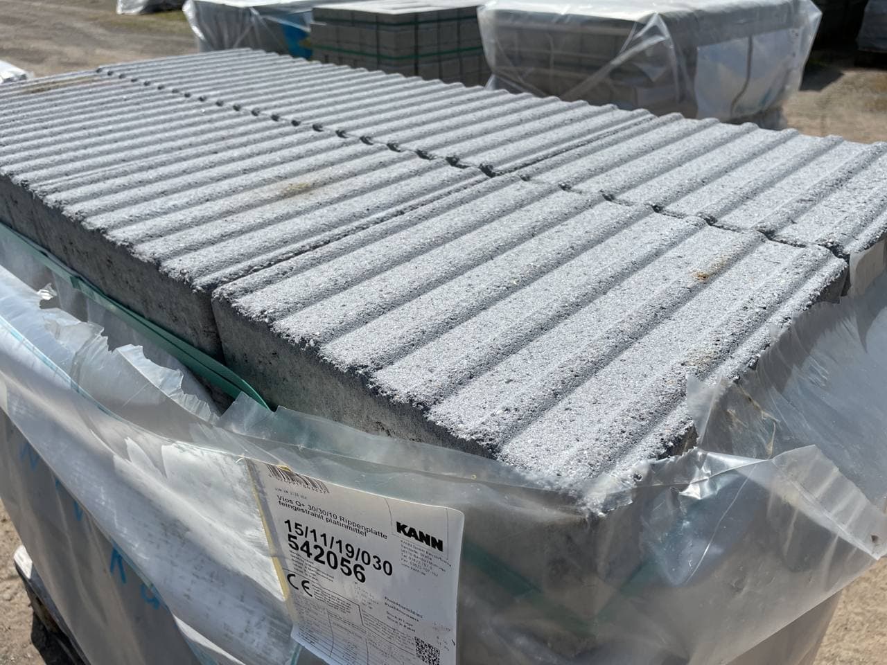 Vios Rippenplatte 30x30x10 cm Platinmittel gestrahlt