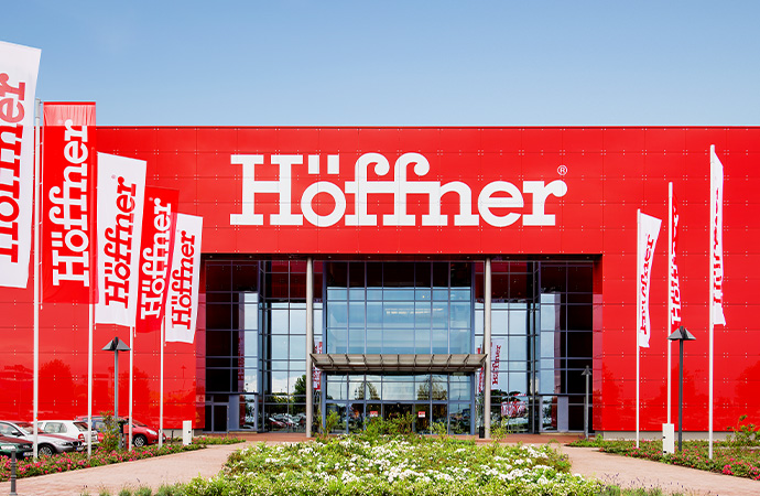 höffner Möbelhaus mit flaggen