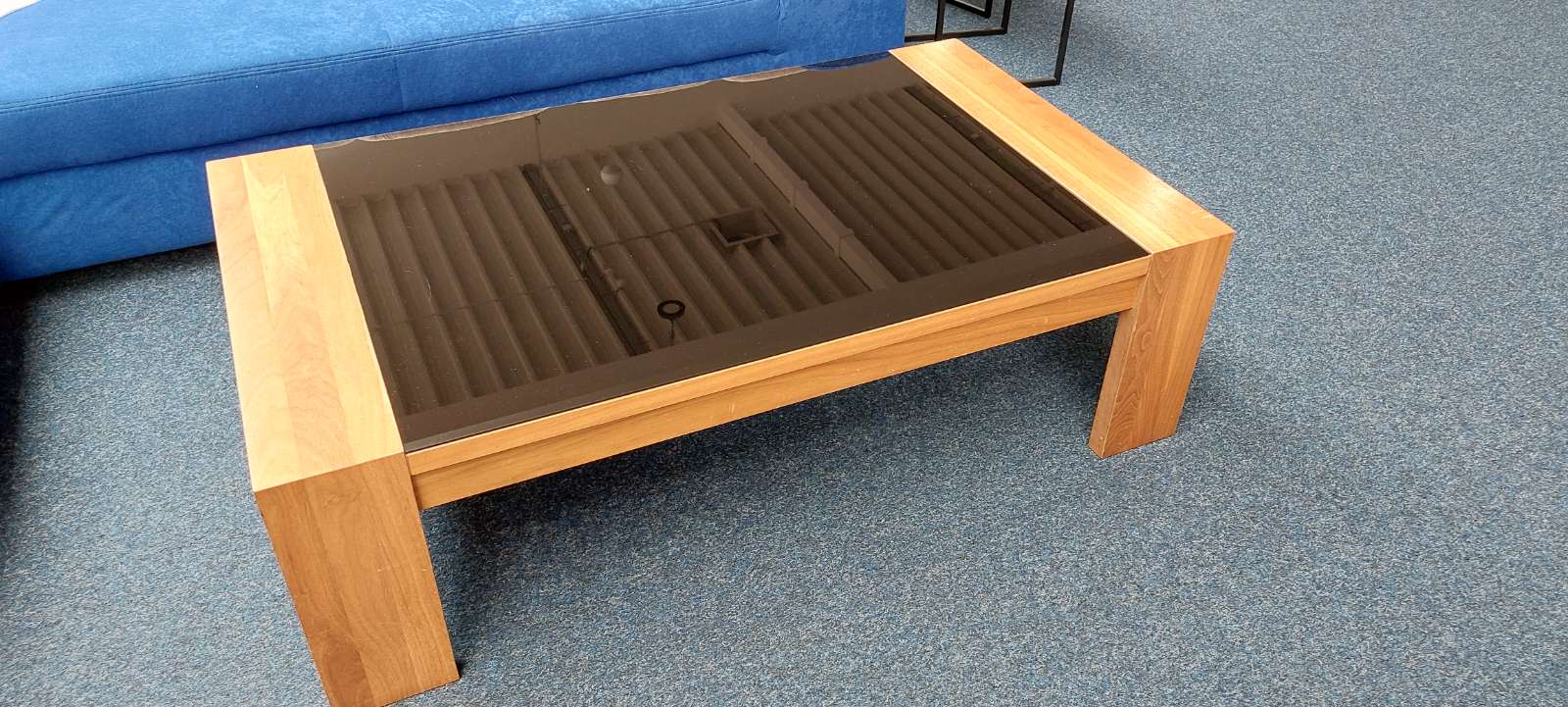 Couchtisch mit schwarzer Glasplatte uns Holzbeinen, statt 499 €