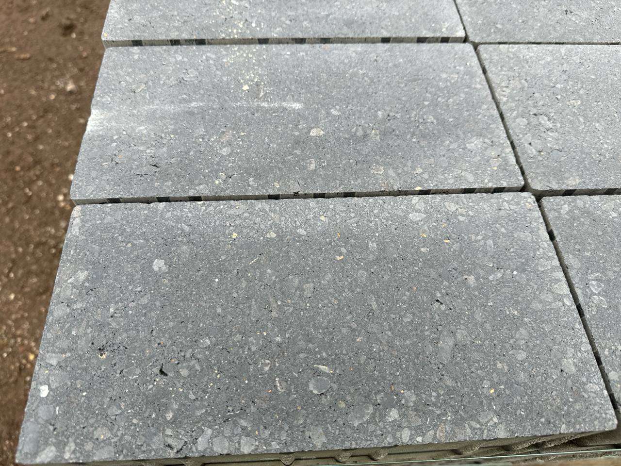 Vajo 15x15x10 cm Basaltdunkel geschliffen (2.Wahl)