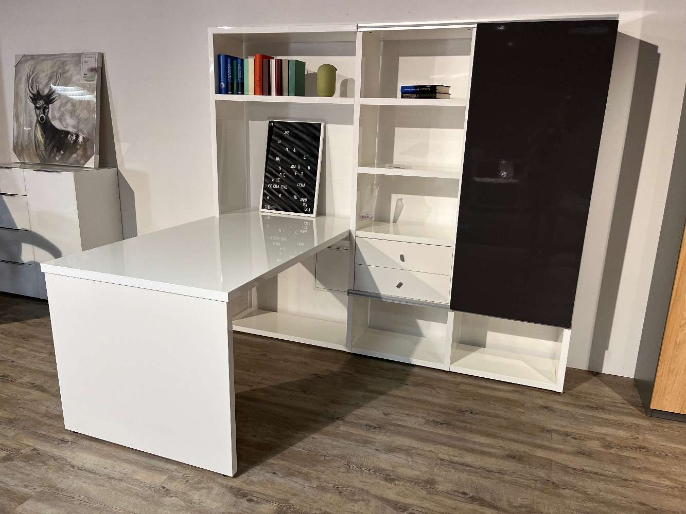 Schreibtisch mit Aktenregal