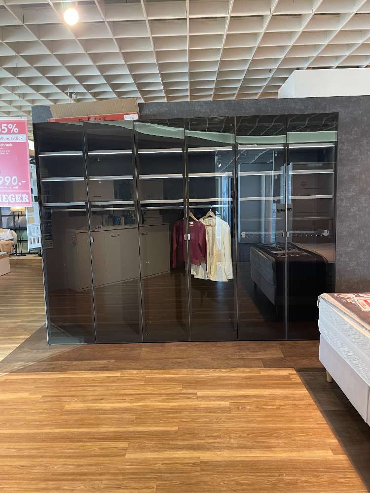 Drehtürenschrank