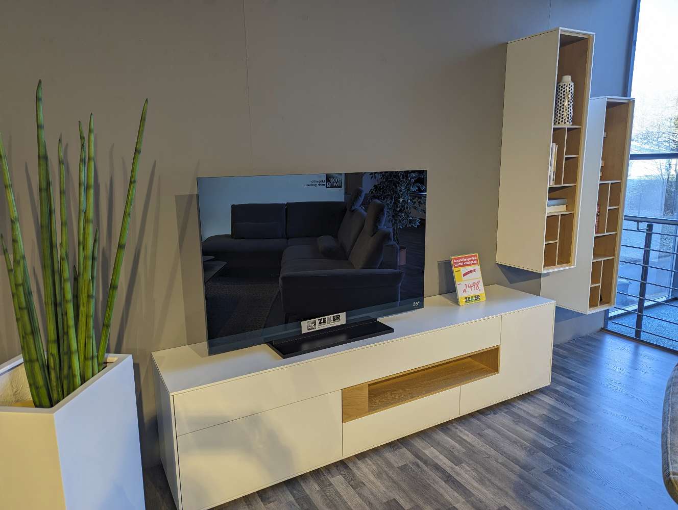 Lowboard Lack weiß mit zwei Hängeelementen