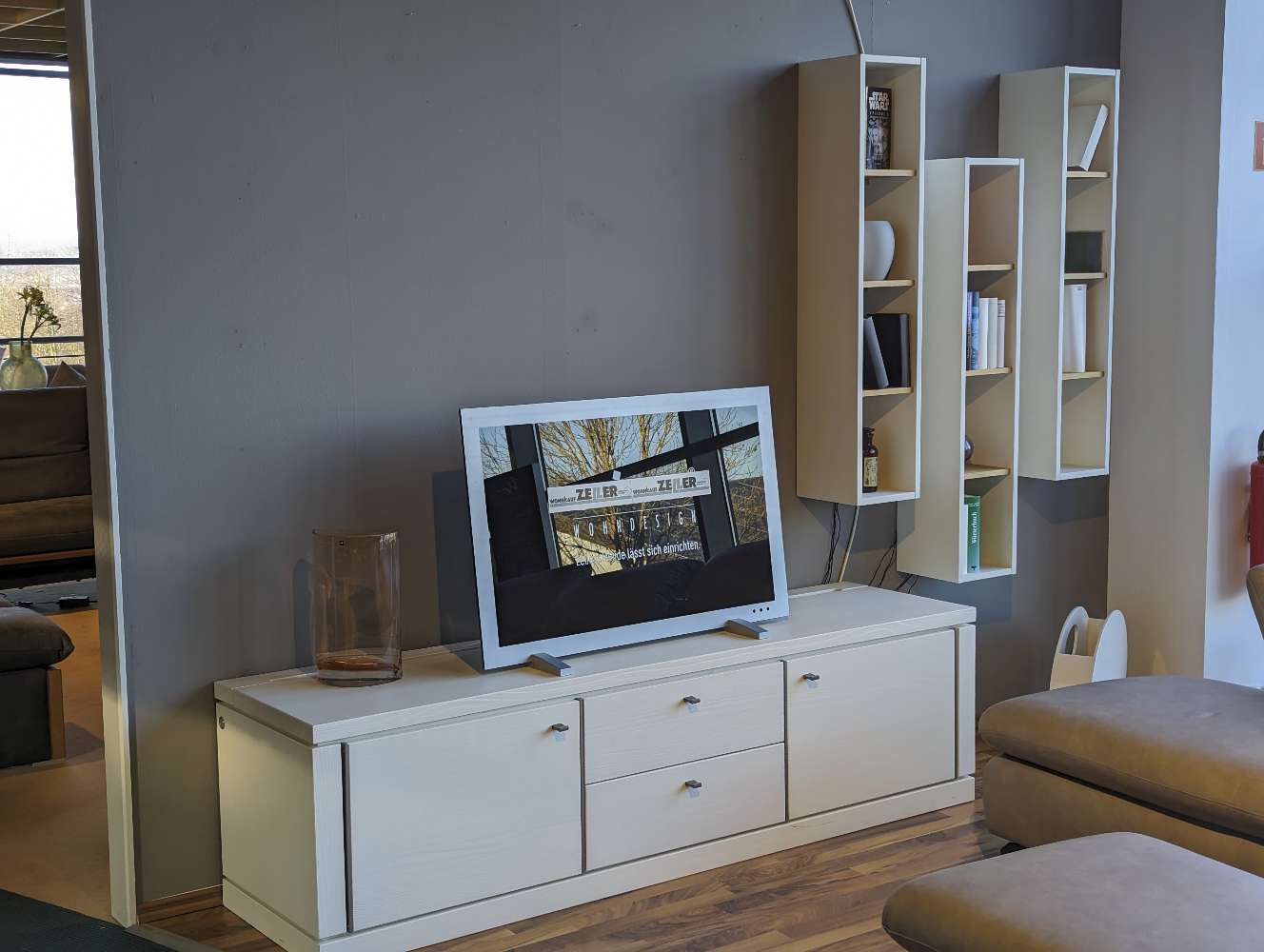 TV-Lowboard mit drei Hänge-Regalen