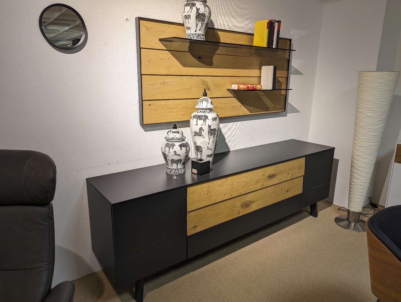 Lowboard mit Wandpaneel