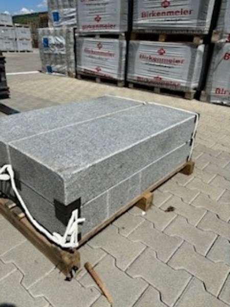 Granit Blockstufe Dunkelgrau 15/35/150 cm, allseits geflammt