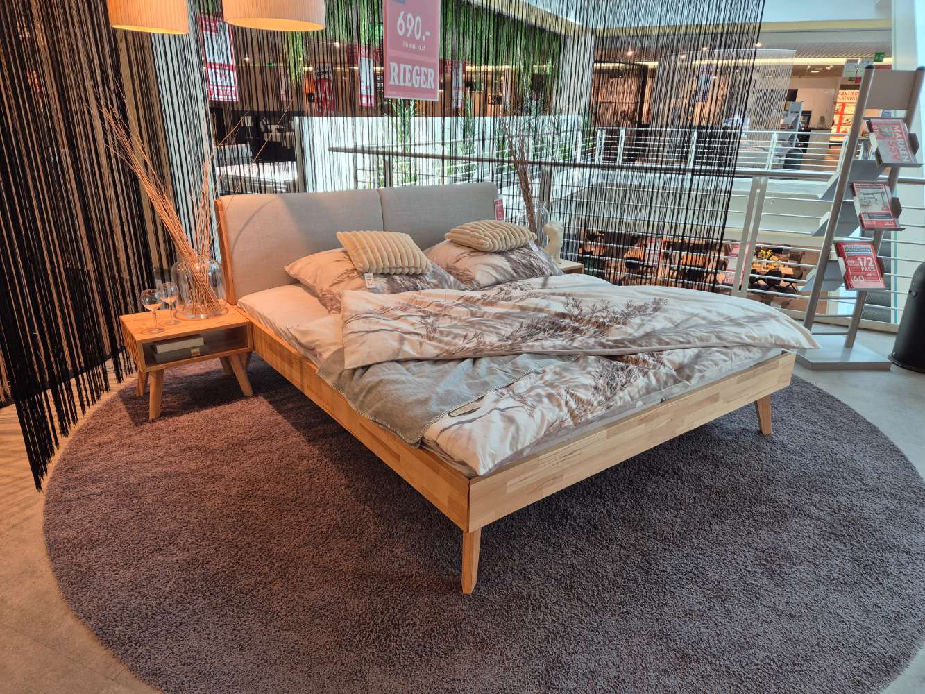 Bettgestell mit 2 Nachtkonsolen