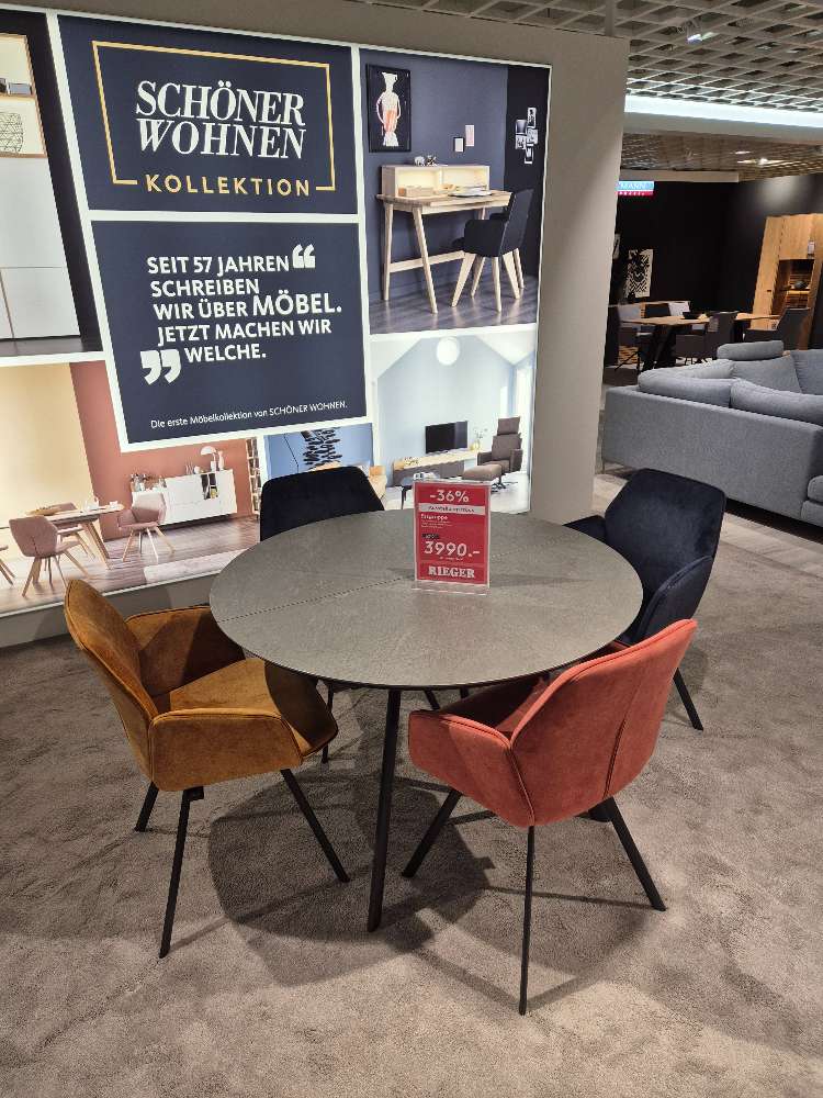 Essgruppe mit vier Stühlen