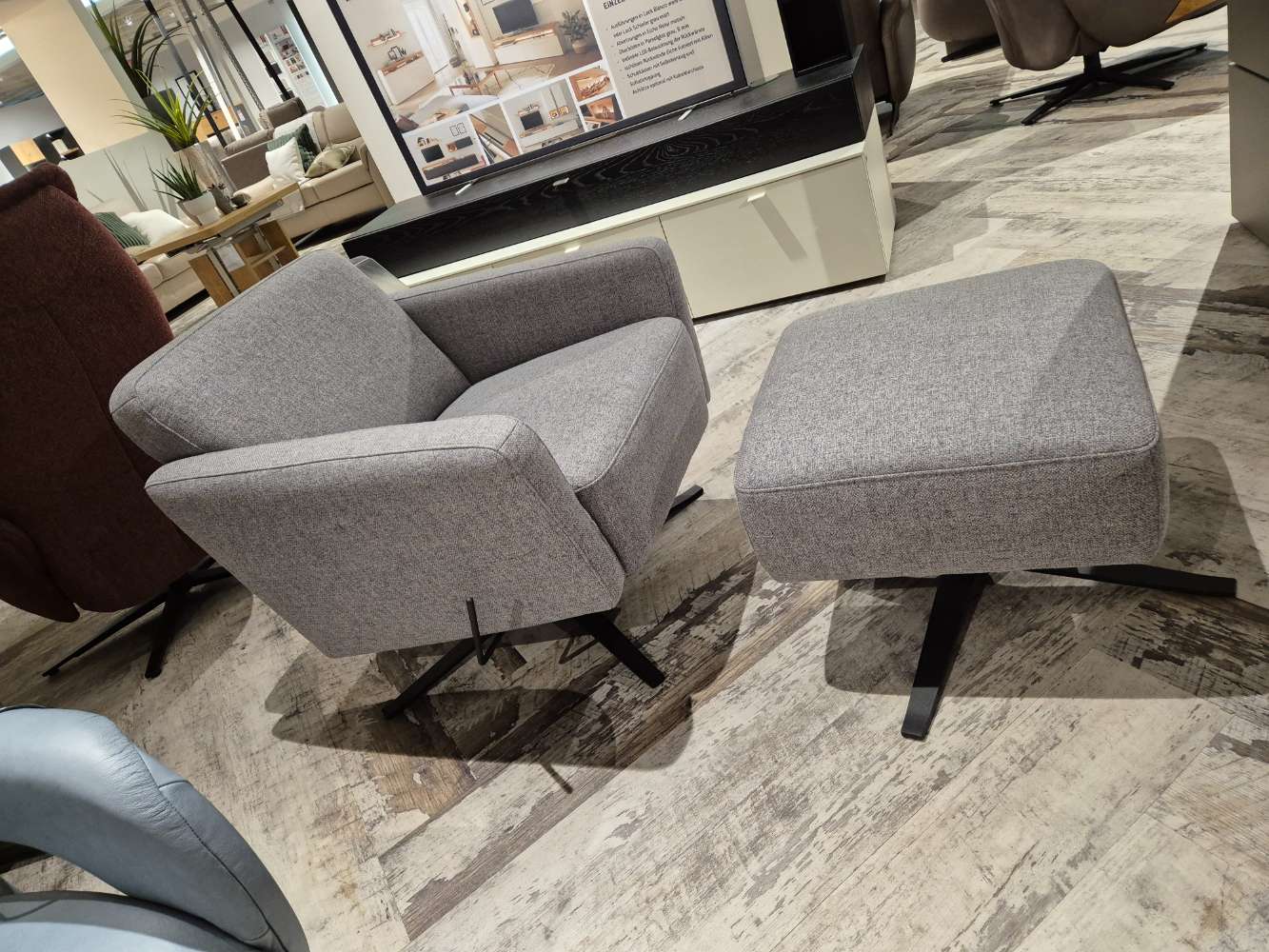 Sessel mit Hocker