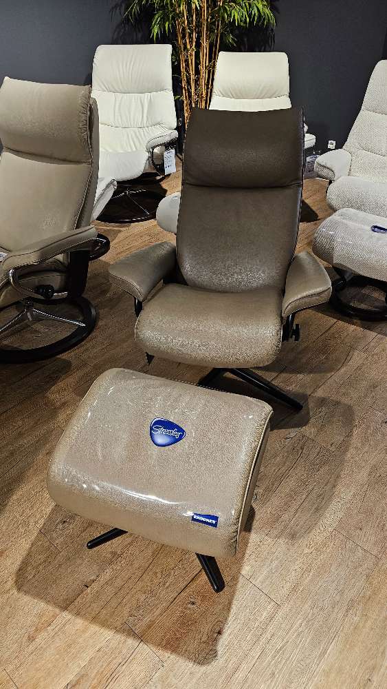 Relaxsessel mit Hocker AURA von STRESSLESS