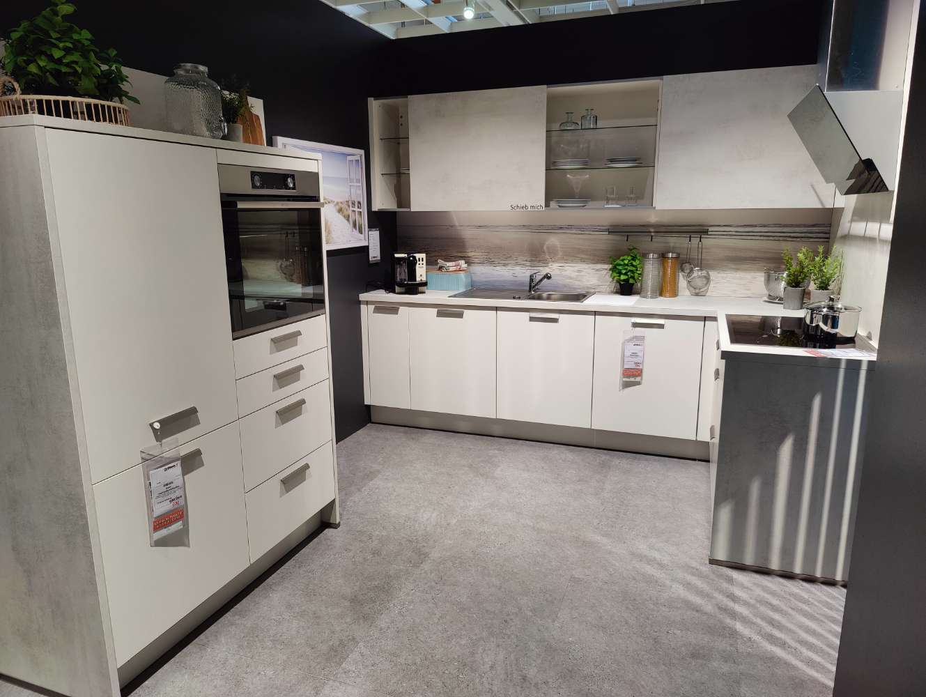 Küche – NOBILIA – LASER – Weißbeton – inkl. E-Geräte