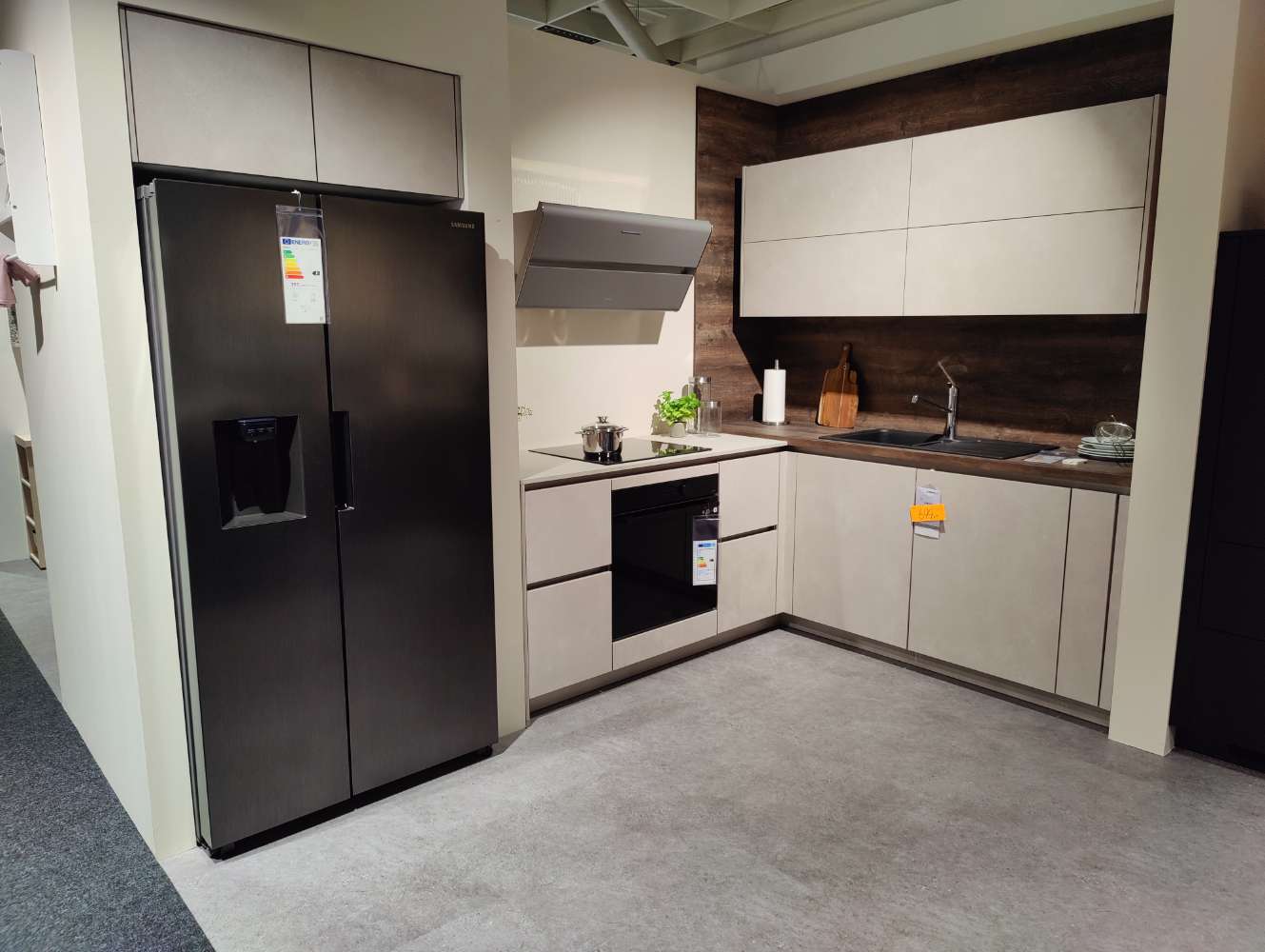 Küche – NOBILIA – RIVA – BETON SAND – inkl. E-Geräte – Samsung