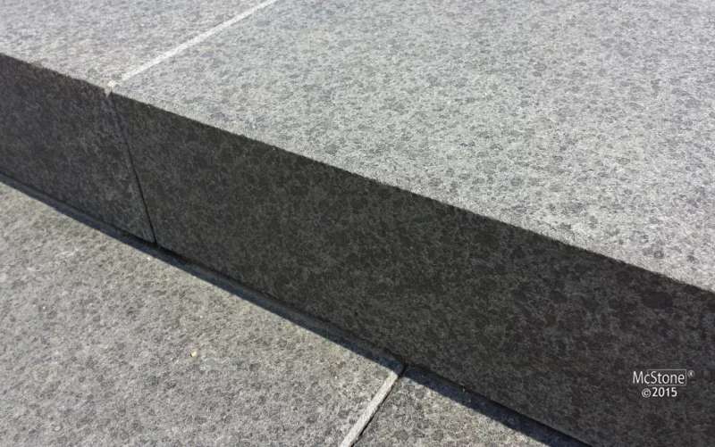 Basalt G684 geflammt Blockstufe 15x35x50 cm dunkelgrau