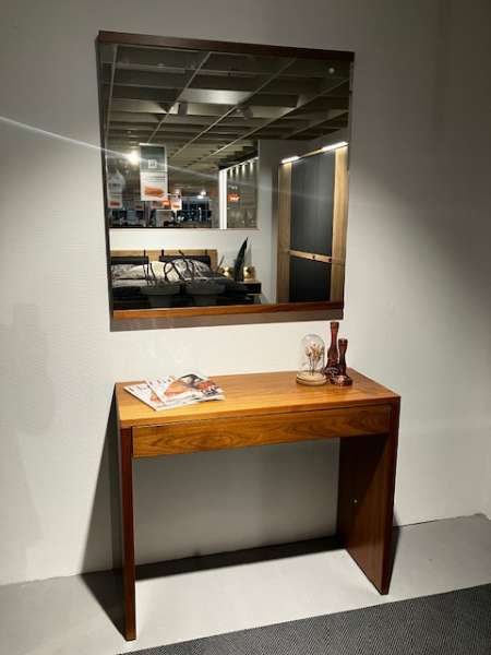 Funktionstisch mit Wandspiegel