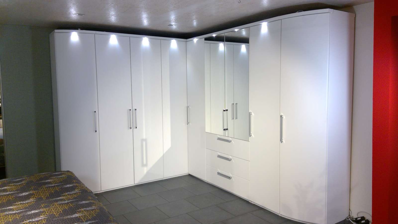 Eck-Systemschrank Horizont mit umfangreicher Ausstattung