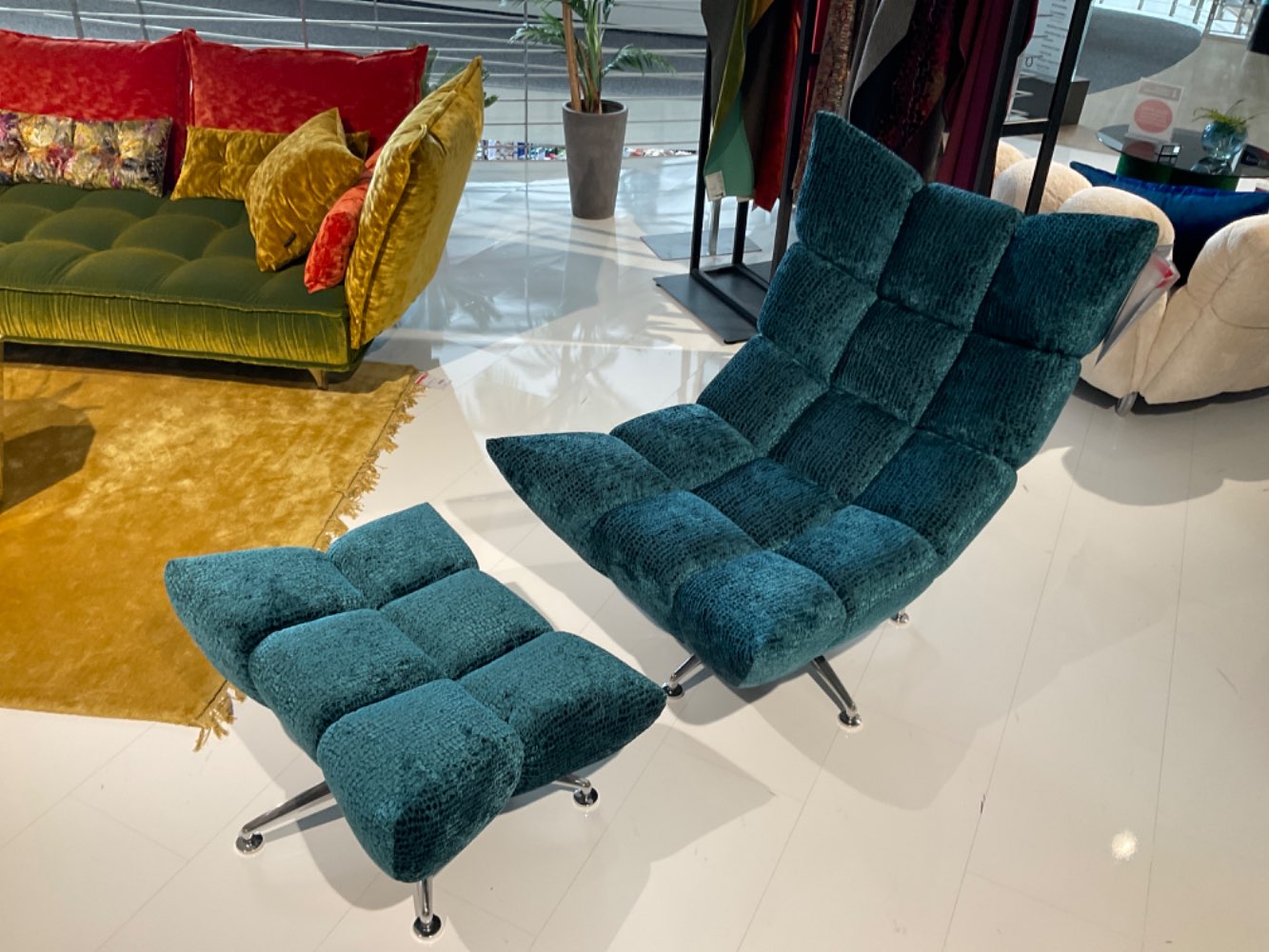 Bretz Dreh-Wipp Sessel mit HockerHangout