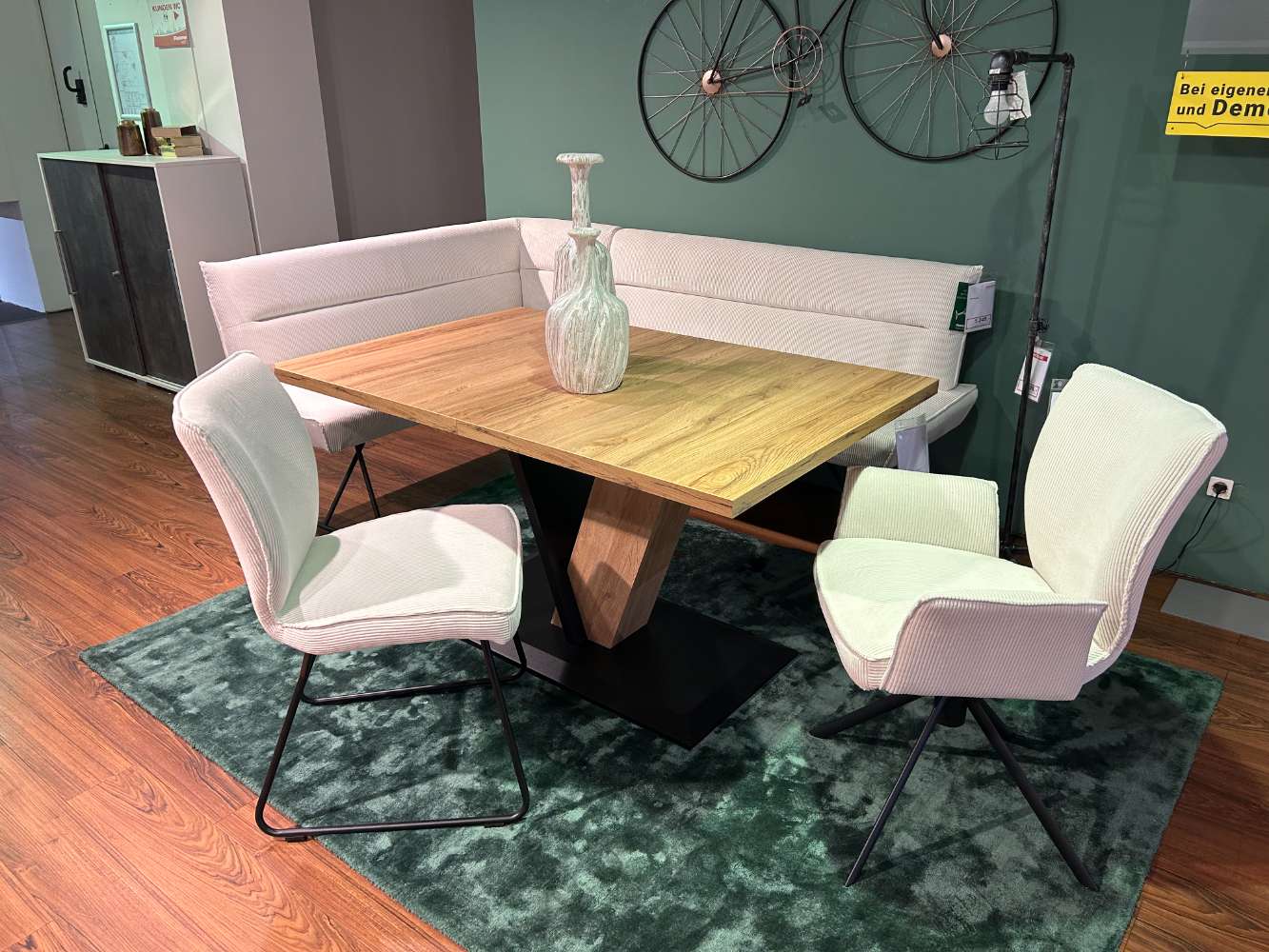 Niehoff Eckbank + 2 Stühle  Bezug Feincord cream