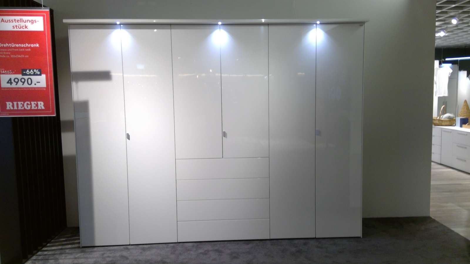 Drehtürenschrank