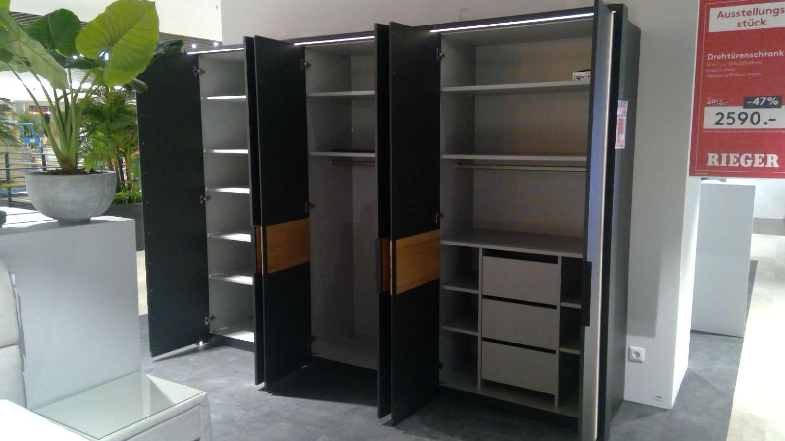 Drehtürenschrank