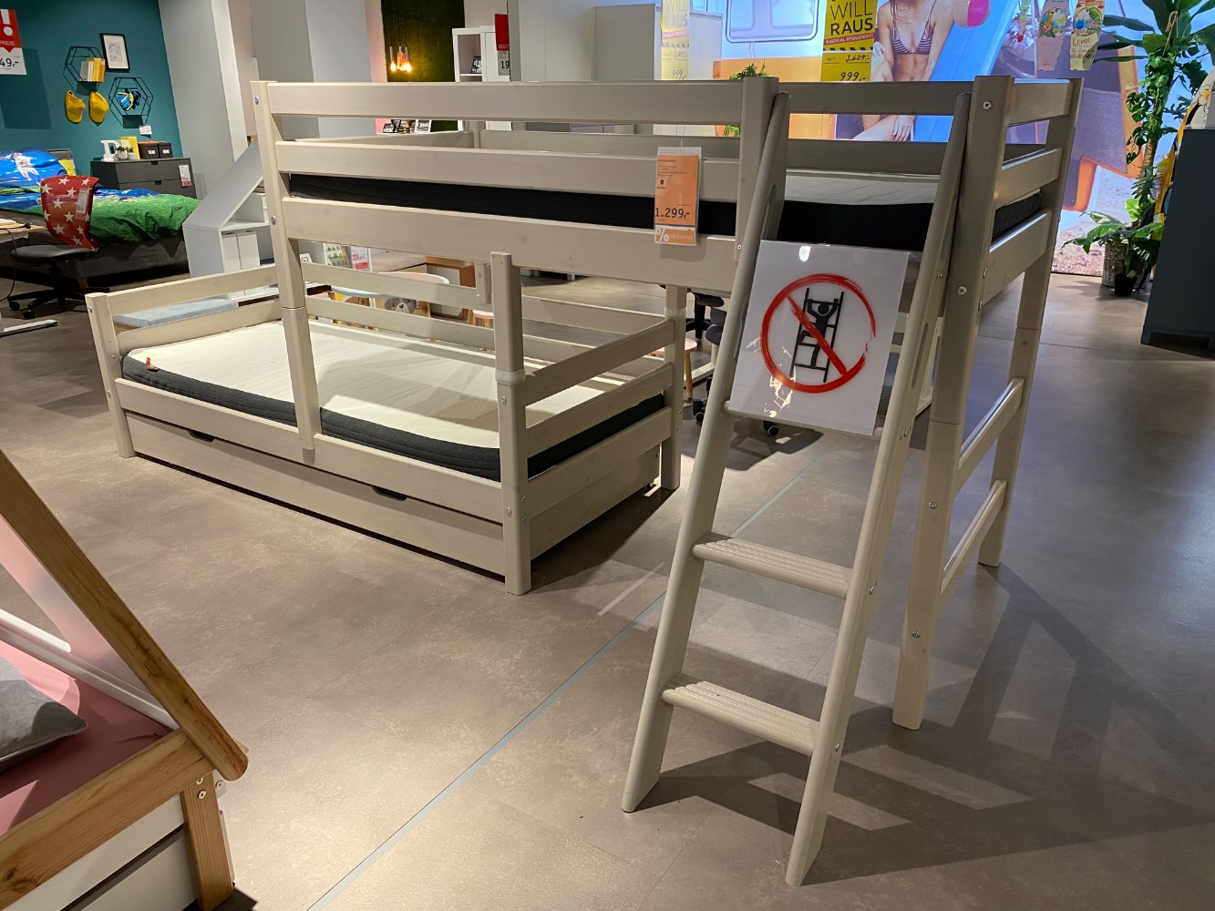 Mittelhohes Bett mit Leiter Kiefer graulasiert XXXLutz Fellbach