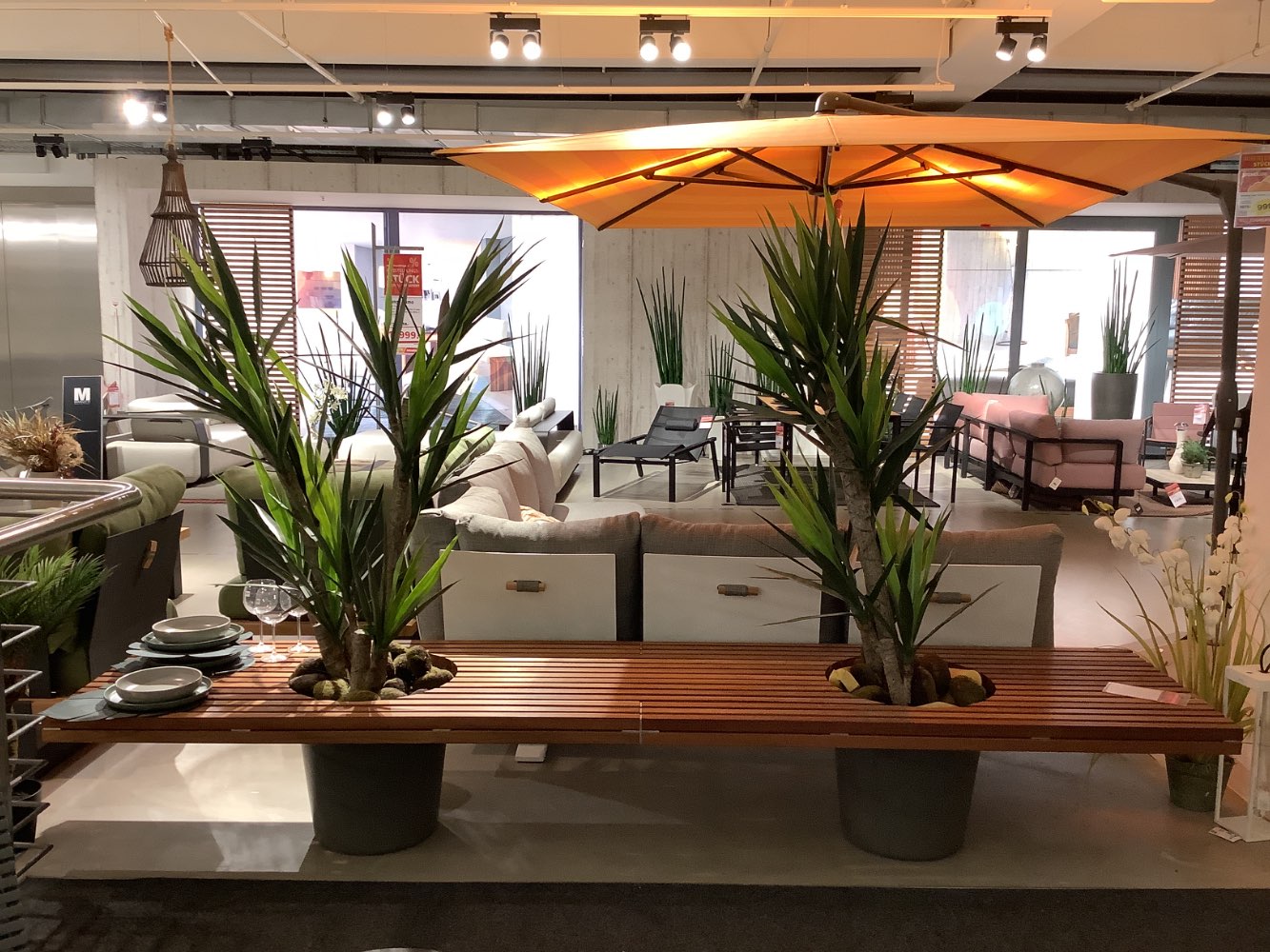 Bank mit Pflanzenbehälter