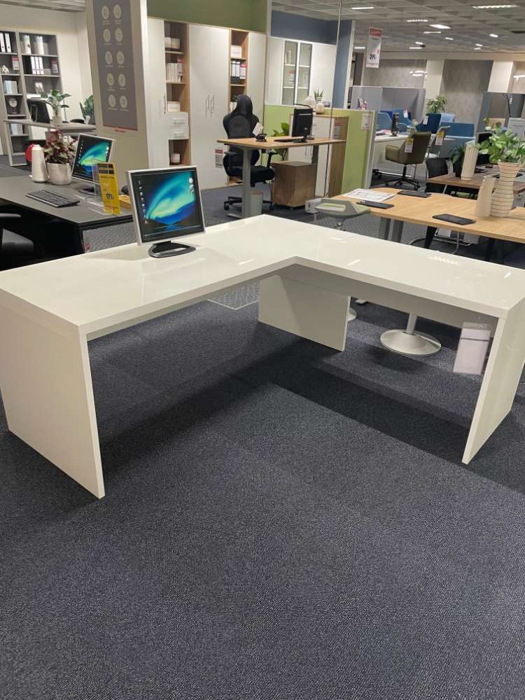 Schreibtisch mit Ecke