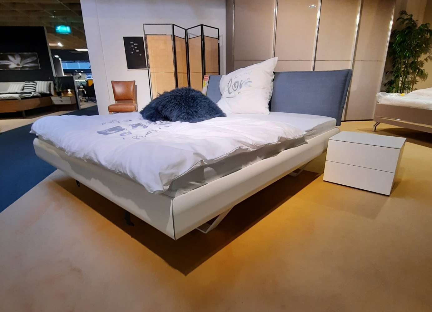 Doppelbettgestell weiß inkl. Nachtkommoden