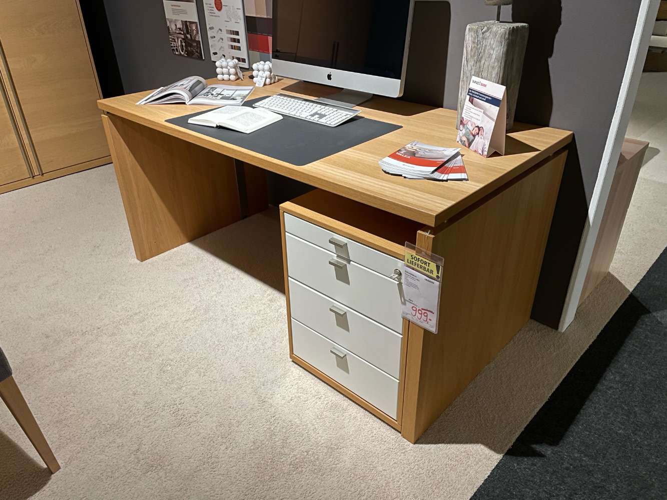 Schreibtisch mit Rollcontainer