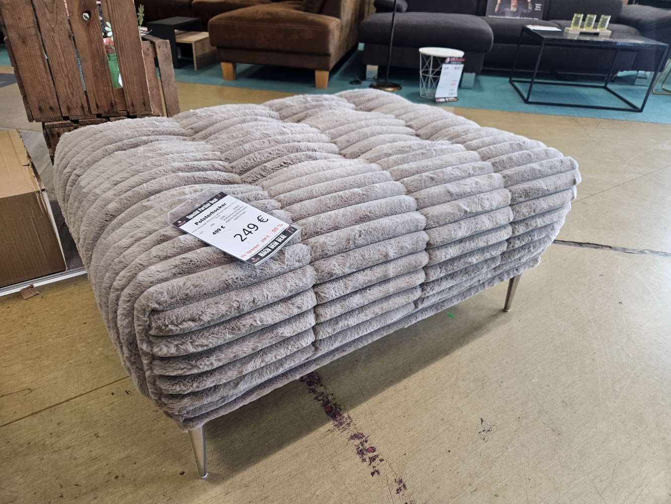 Polsterhocker im flauschigem Breitcord hellbraun statt 499€