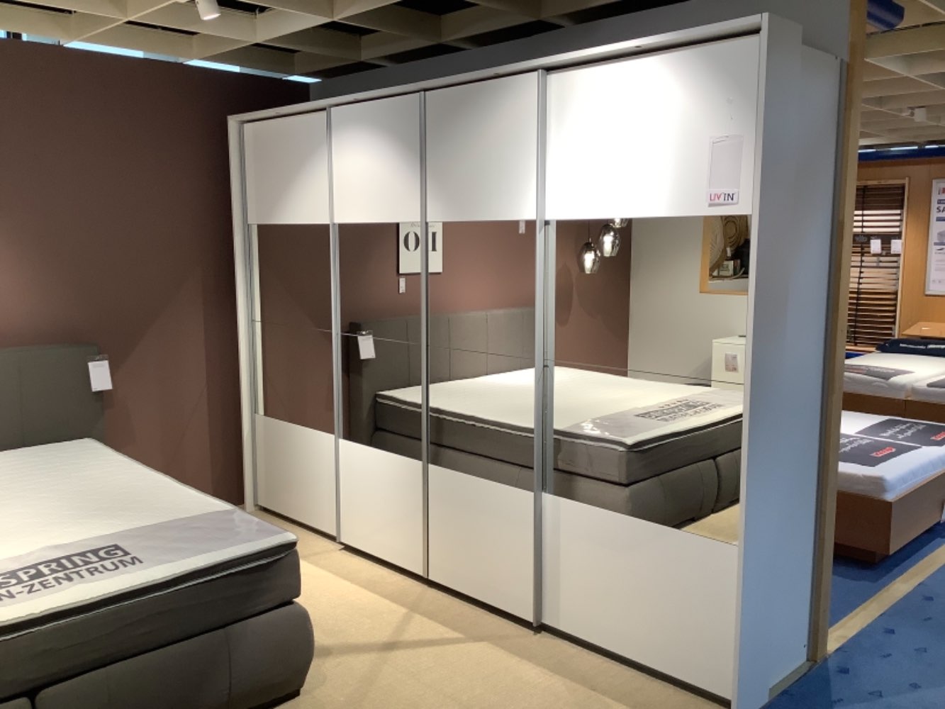 Synchron-Schwebetürenschrank