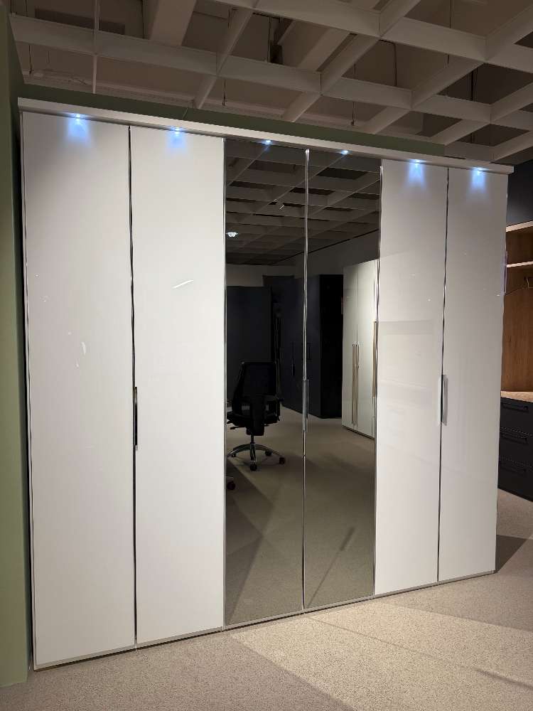 Drehtürenschrank