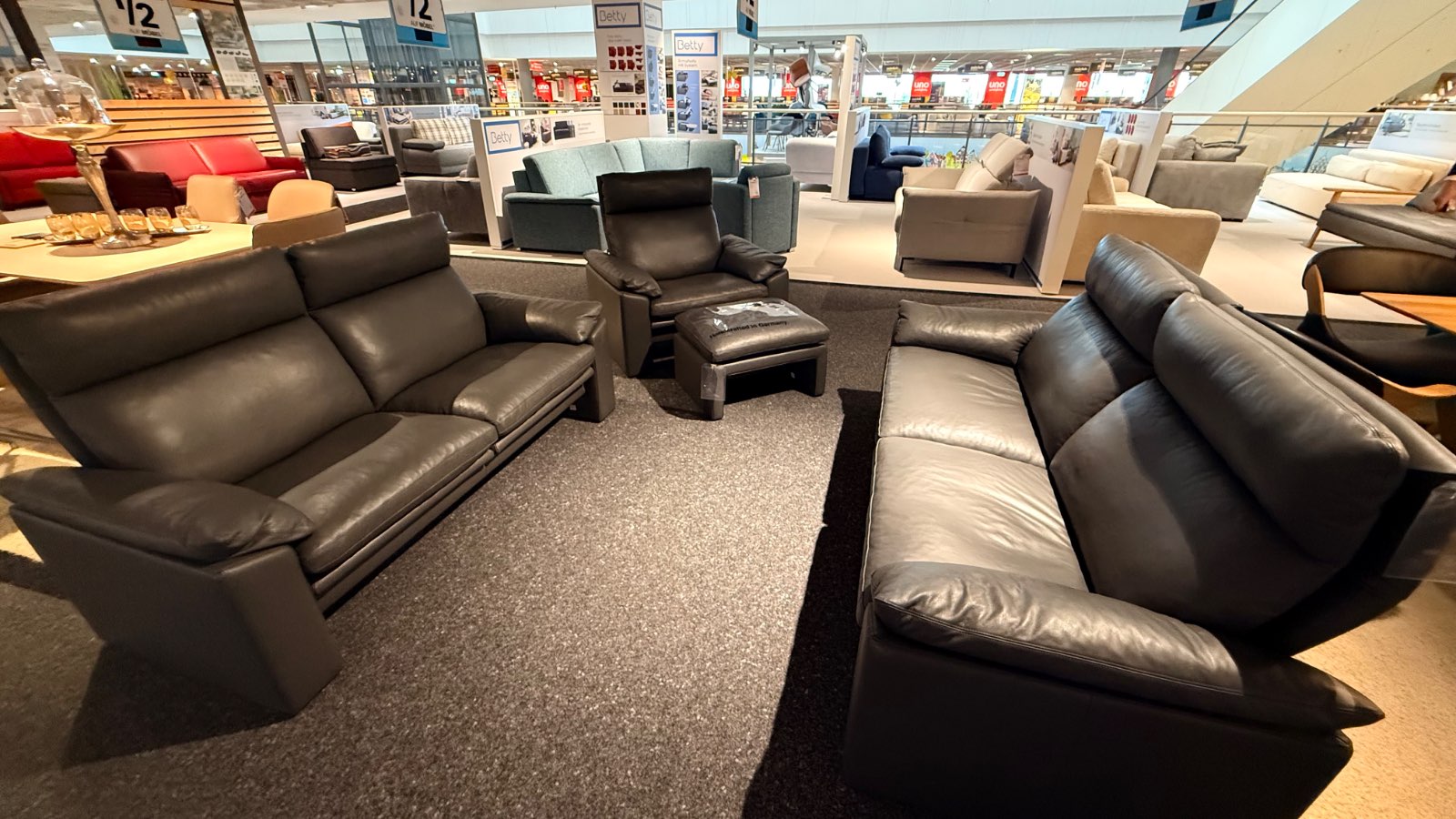 Garnitur 2-er Sofa, 3-er Sofa + Sessel  + Hocker