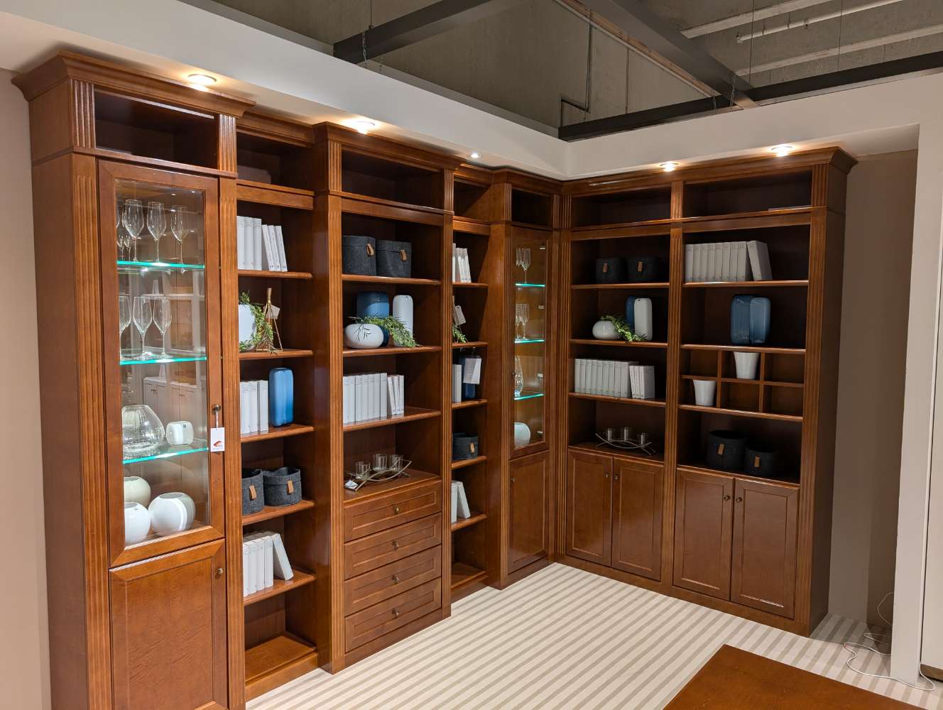 Eck- Bibliothekswand