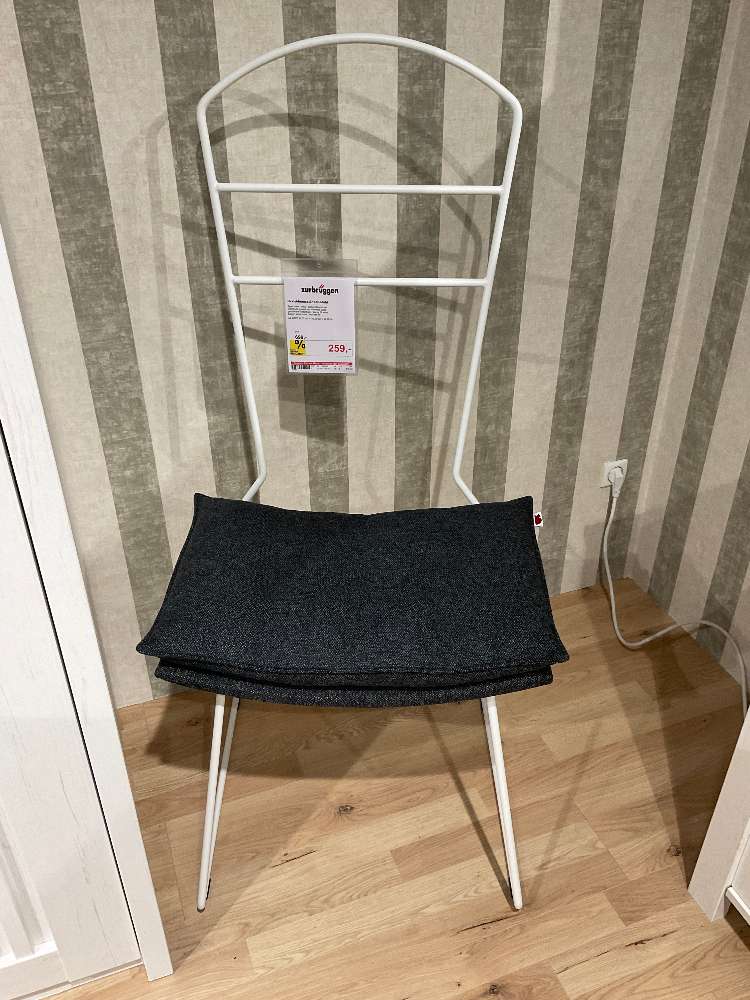 Bekleidungsständer mit Sitz