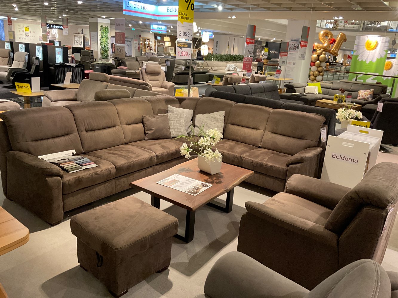 Polstergarnitur + Sessel und Hocker