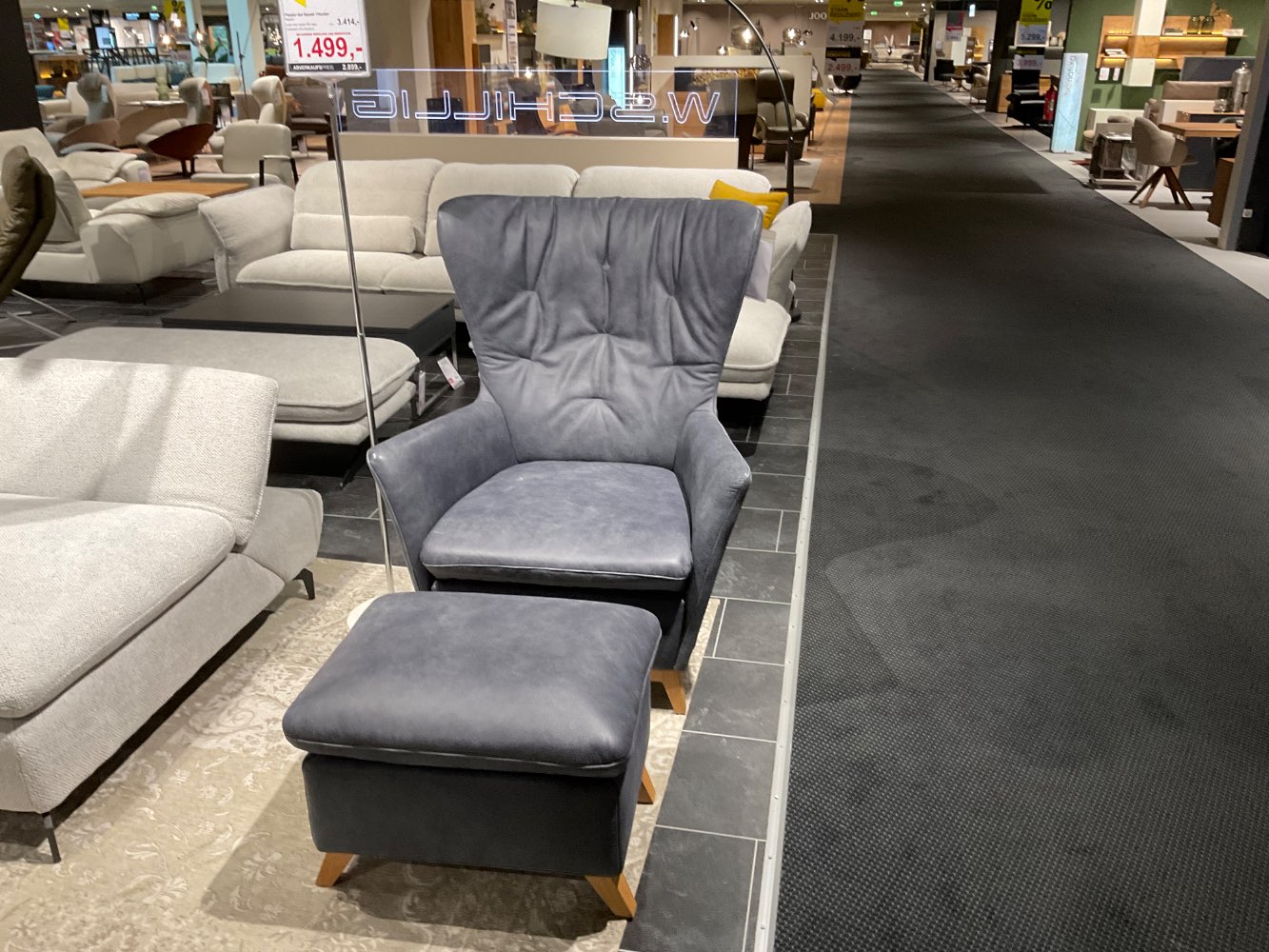 Ohrensessel mit Hocker