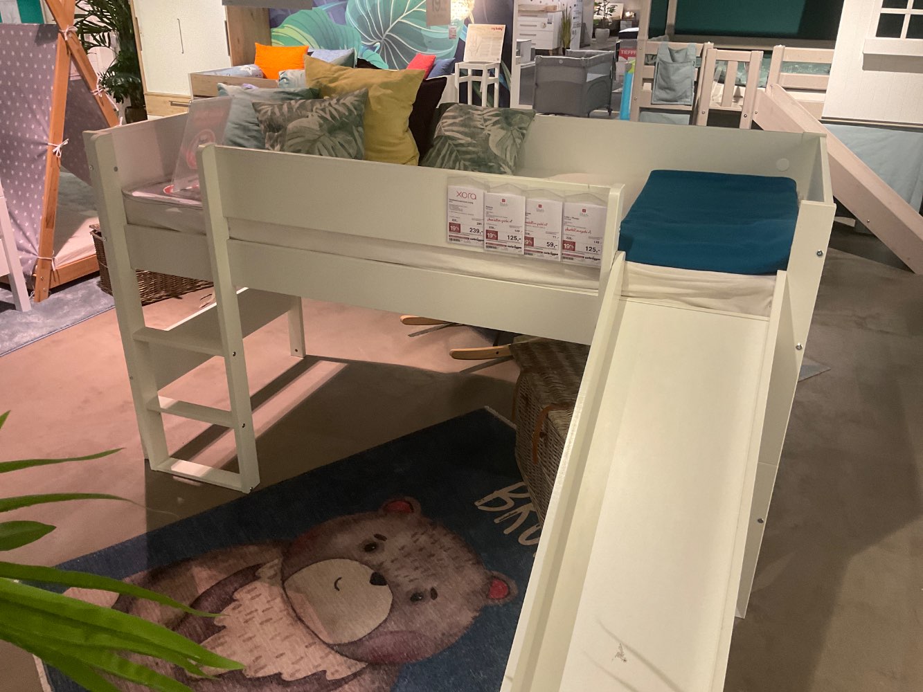 Spielbett mit Rutsche (viele Kratzer und Macken)