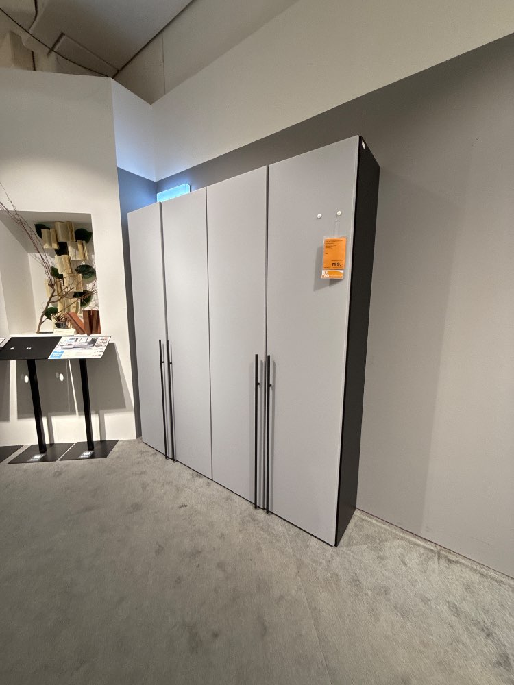 Drehtürenschrank