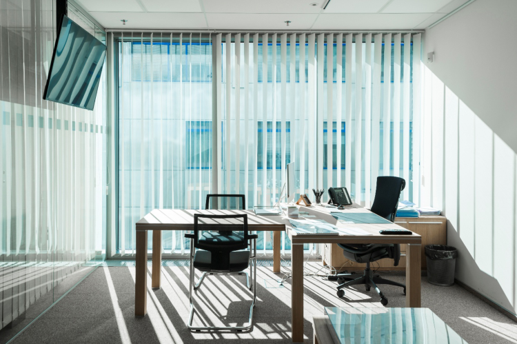 Büro mit Lamellenvorhang