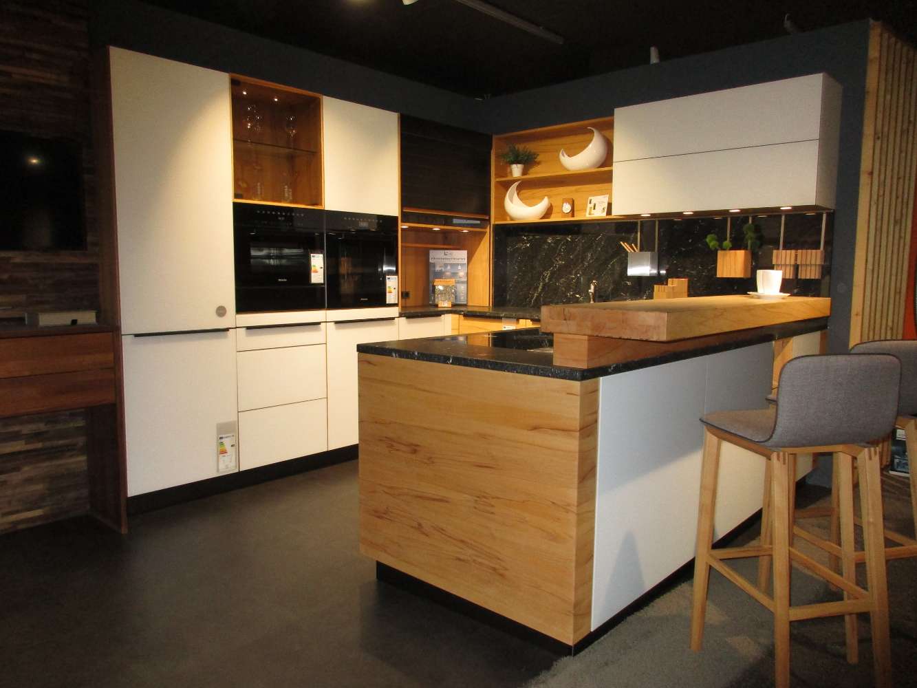 TEAM 7 Linee Vollholzküche Kernbuche U-Form mit Top Ausstattung