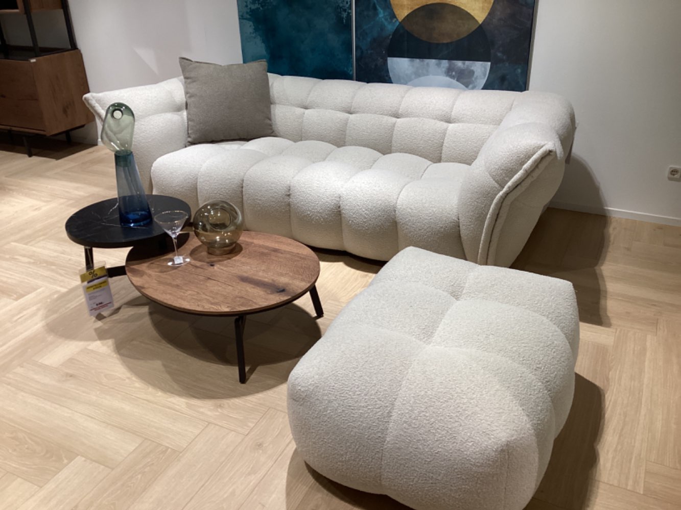 Sofa mit Hocker & Kissen