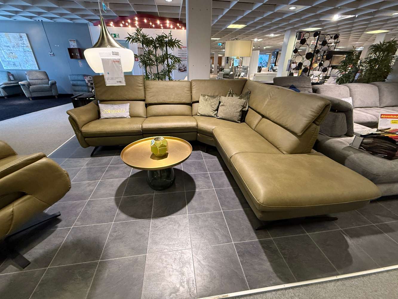 Ecksofa in Leder olive mit motorischer Verstellung, inkl. Sessel