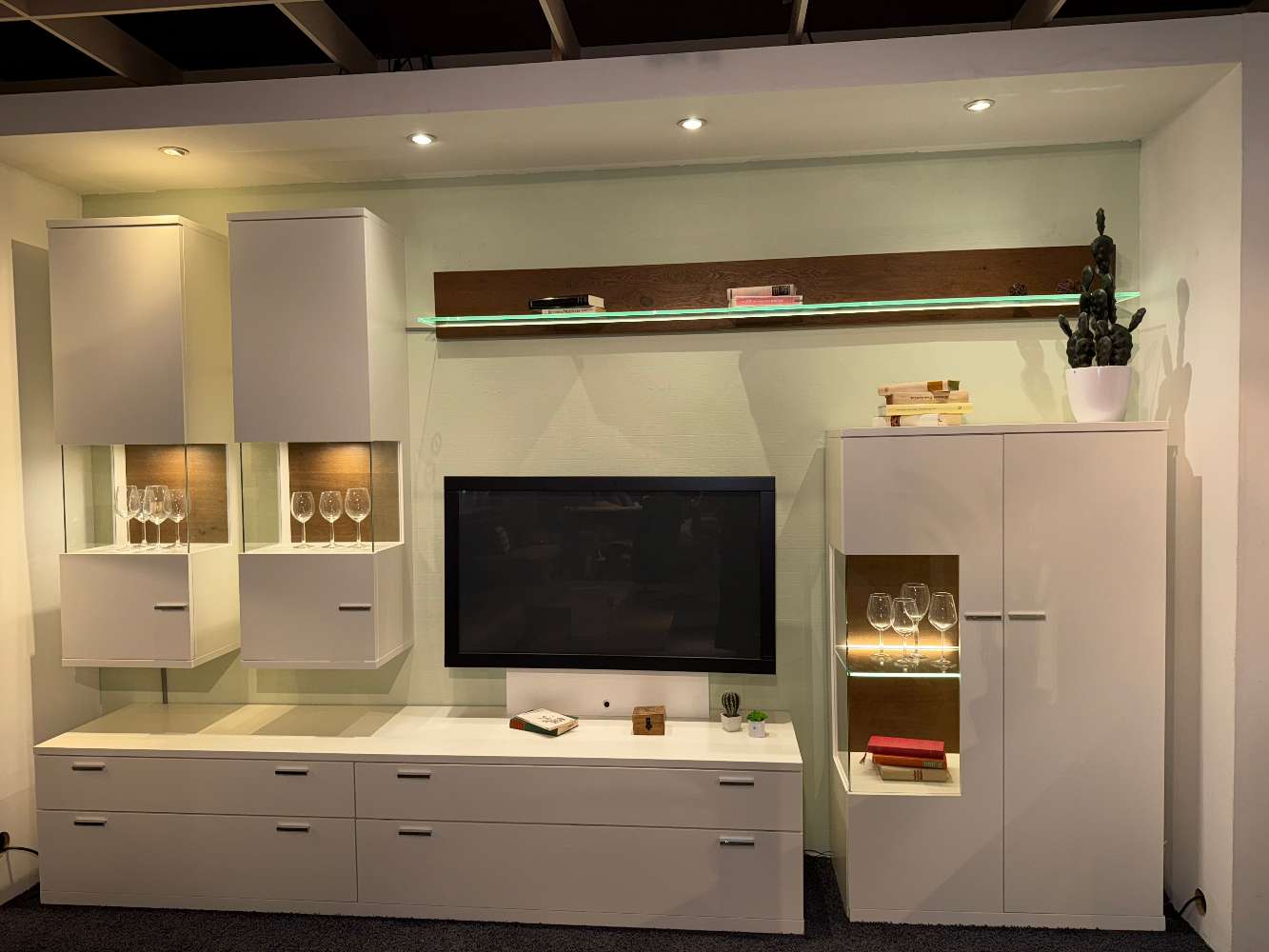 Wohnwand mit Beleuchtung in Lack weiß matt