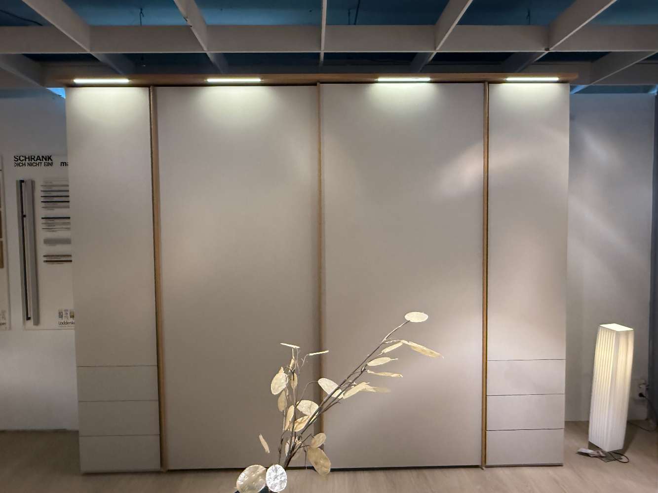 Dreh- und Schwebetürenschrank in Lack Kristallgrau matt