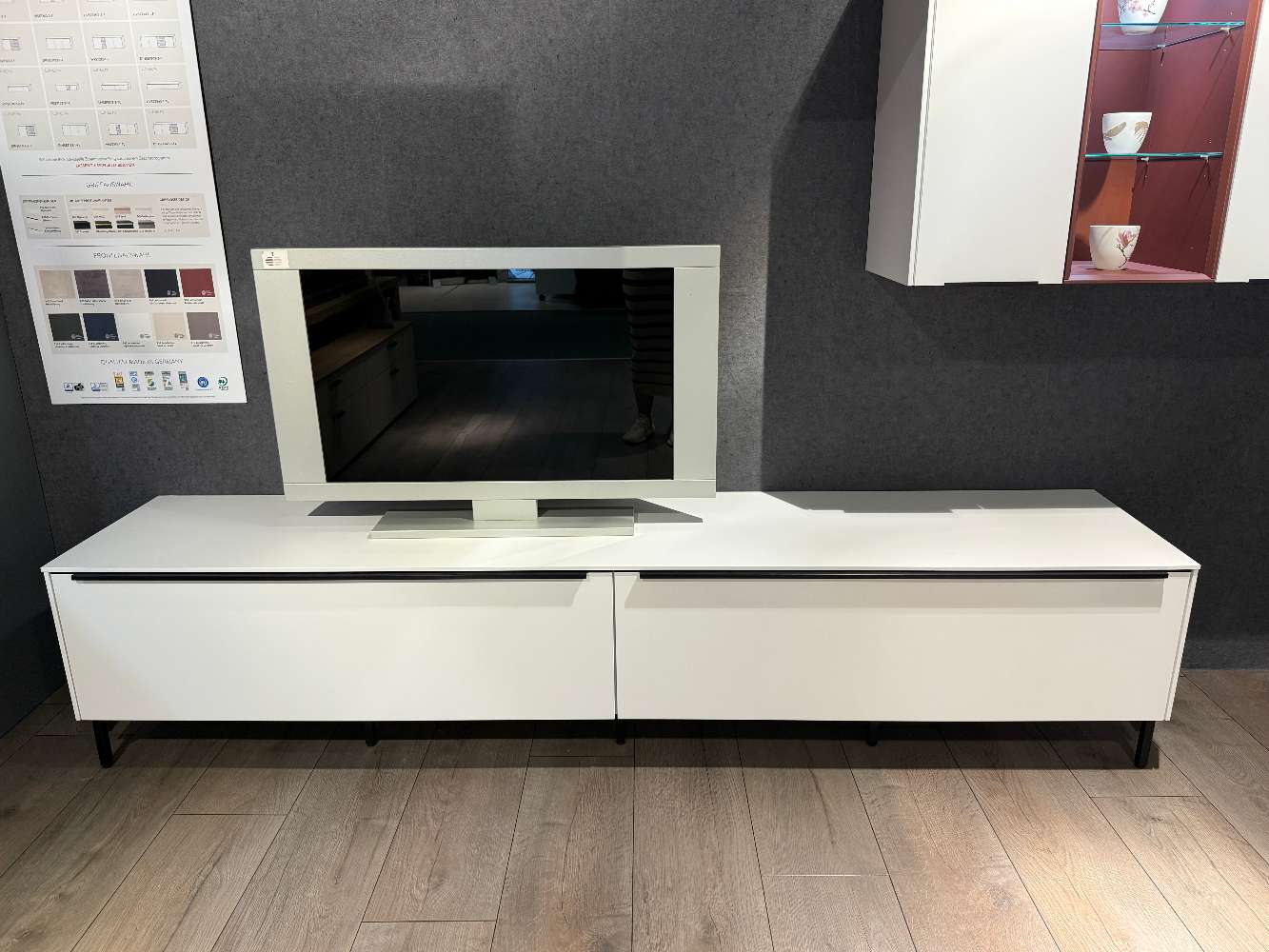 Nobilia Wohnwand in Lacklamint Alpinweiß matt mit Beleuchtung